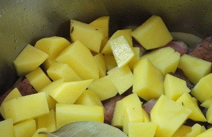 1. Этап. Ирландский айнтопф: Добавить мясо, сельдерей, картофель, лавровый лист и залить горячей водой. Перемешать, накрыть крышкой и варить на медленном огне около часа. Какой аромат витал на кухне!