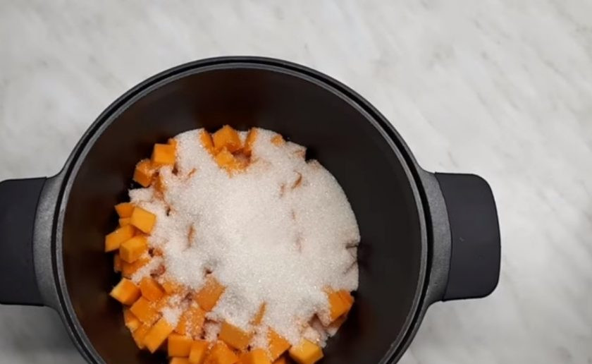 1. Этап. Вкусные цукаты из тыквы: 1. Тыкву нарежьте небольшими кубиками, переложите в кастрюлю, засыпьте сахаром, дайте постоять при комнатной температуре в течение 8 часов, чтобы тыква пустила сок.