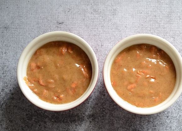 1. Этап. Пирог из моркови и ржаной муки: 4. Выложите тесто в форму для выпечки и отправьте в разогретый до 180 градусов духовой шкаф на полчаса.