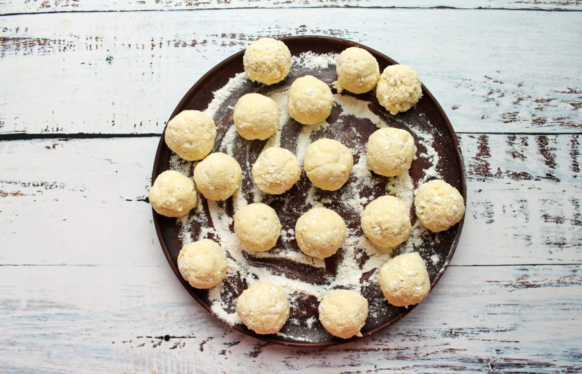 1. Этап. Ленивые вареники с малиной: Посыпая руки мукой, разделите тесто на кусочки с грецкий орех и скатайте шарики.