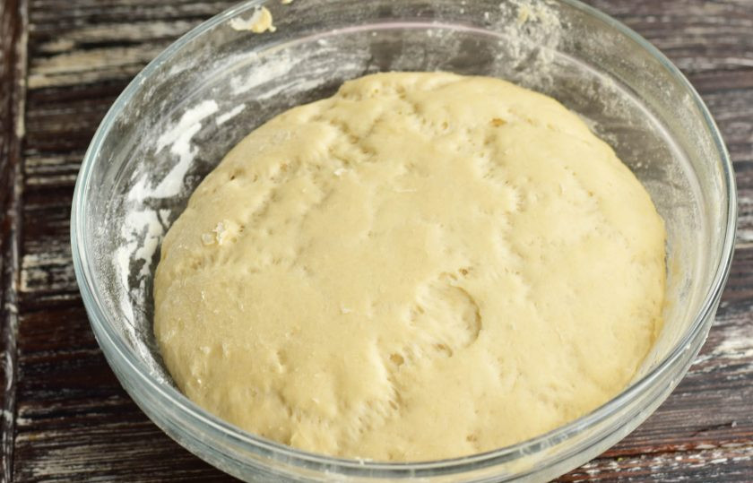 1. Этап. Пампушки с сыром: Оставьте тесто на час в теплом месте. Миску накройте пленкой.