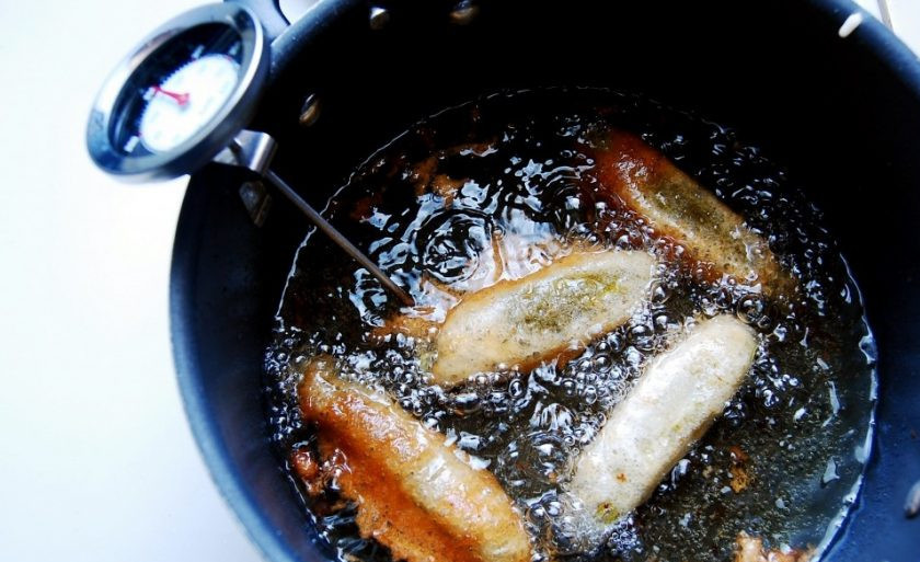 1. Этап. Солёные огурцы в кляре: 5. Разогрейте фритюрницу или масло в кастрюле. Обжарьте в нём огурцы до золотистой корочки.