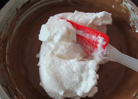 1. Этап. Шоколадный бисквит для торта: 8. Хорошенько перемешивайте каждый раз с помощью лопатки сверху вниз.