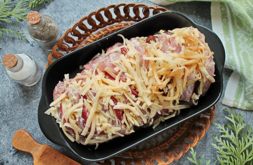 1. Этап. Гармошка из свинины с курагой, черносливом и сыром: Форму для выпечки смажьте растительным маслом и выложите 