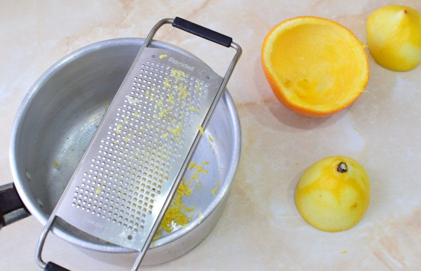 1. Этап. Апельсиново-лимонный курд: Снимите цедру. Старайтесь на затрагивать белую часть. Она горчит.