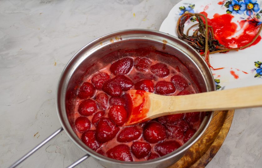 1. Этап. Варенье из клубники с лимоном и мятой: Достаньте веточки мяты и выбросите их, они отдали свой вкус и аромат.