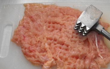 1. Этап. Курица в кляре на сковороде: Курицу отбиваем, солим и перчим с обеих сторон.