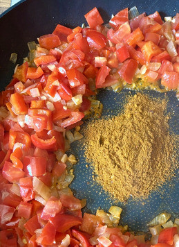 1. Этап. Карри с рыбой и овощами: Добавить смесь приправ, обжарить до распространения аромата, перемешать с овощами.