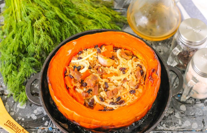 1. Этап. Плов в тыкве в духовке: Спустя указанное время снимите фольгу и дайте плову минут 5 запечься до румяной корочки.