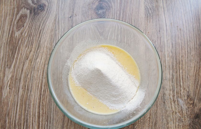 1. Этап. Сосиски в панировке с сыром: Муку смешайте с разрыхлителем и просейте через мелкое сито в миску с молочно-яичной смесью.