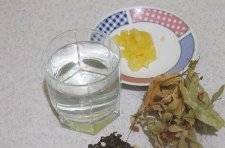 1. Этап. Зеленый чай с липой: 1. Для приготовления напитка используйте соцветия липы. В чайнике закипятите воду.