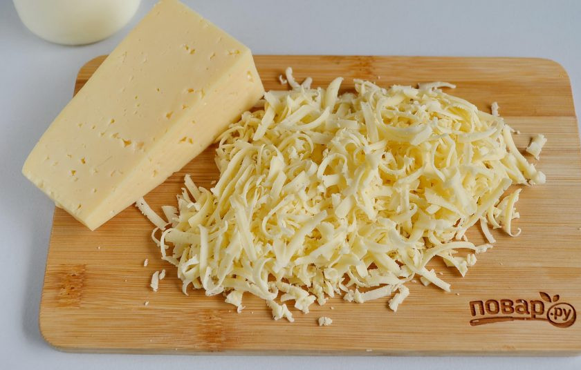 1. Этап. Салат Пасхальный кролик: 6. Половину сыра натрите на крупной терке для салата, а на мелкой для украшения.