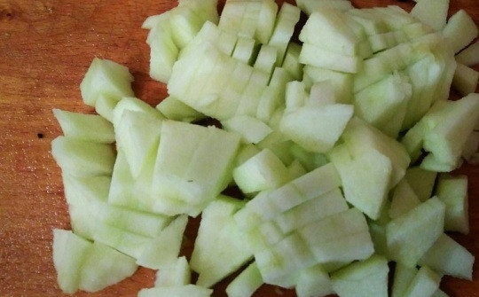 1. Этап. Салат из крабовых палочек с киви: 4. Очистите и нарежьте мелко яблоко.