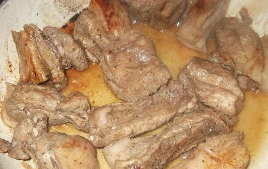 1. Этап. Грудинка свиная тушеная: Достаём грудинку, обжариваем её на жире до золотистой корочки. Перекладываем мясо в сотейник.