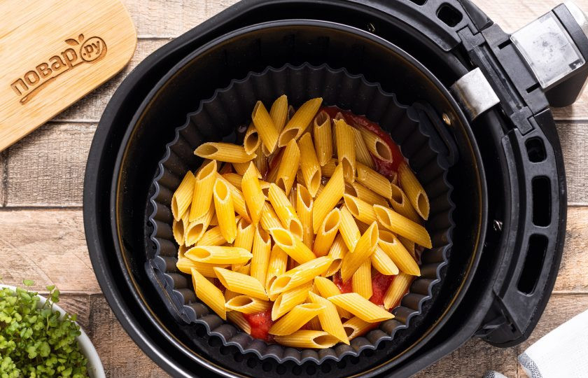 1. Этап. Макароны в аэрогриле: Добавьте макароны и влейте растительное масло.