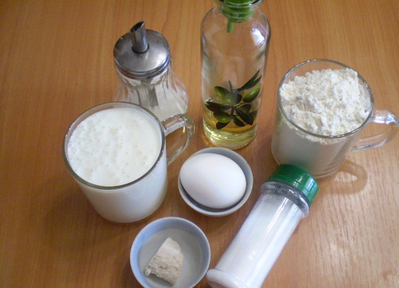 1. Этап. Дрожжевые оладьи на кефире: Подготовим продукты.