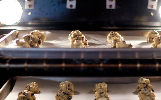 1. Этап. Печенье Изабелла: 6. Отправьте противень в духовку и выпекайте лакомство буквально минут 10.