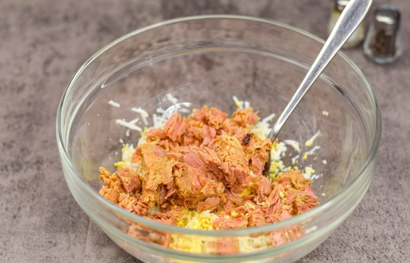 1. Этап. Бутерброды с консервированным тунцом: Откройте банку с тунцом, сок слейте, сам тунец переложите в емкость с яйцами.