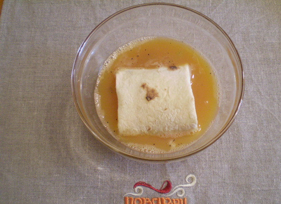 1. Этап. Лаваш с пюре: Конвертики хорошенько окунаем в яйцах, чтобы лаваш как следует пропитался.