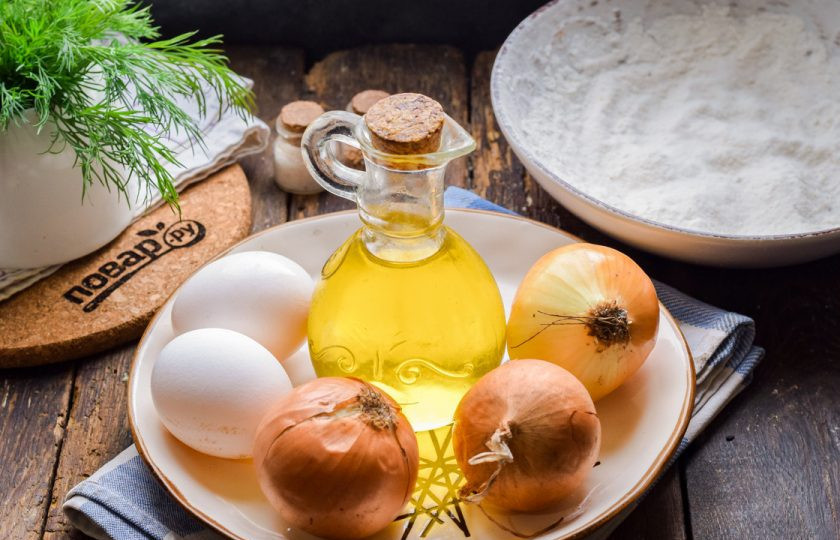 1. Этап. Луковые кольца в кляре: Подготовьте ингредиенты.