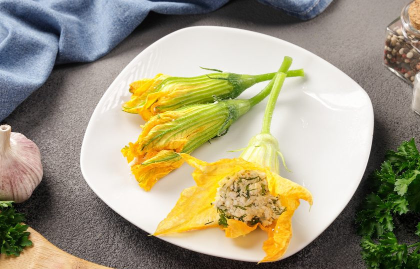 1. Этап. Цветы тыквы в кляре: Нафаршируйте аккуратно каждый цветок и немного закрутите кончики лепестков, чтобы начинка не вылезла наружу.