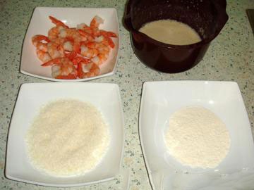 1. Stage. Coconut Shrimp: Peel the shrimp leaving only the tail. In a medium bowl, mix the egg, 1/2 cup flour, beer and baking powder. Pour flour and coconut into different bowls.