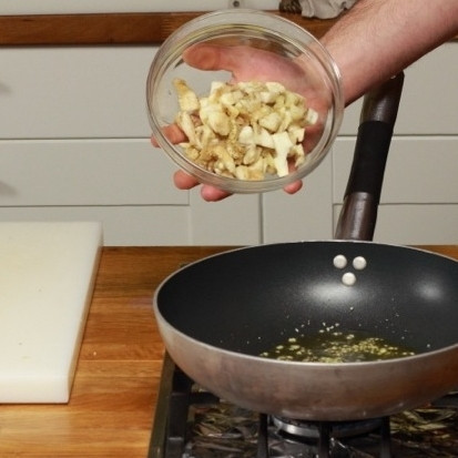 1. Этап. Баклажаны, фаршированные помидорами и сыром: В сковороде на оливковом масле поджарить мелко нарезанный чеснок. Когда чеснок станет темнеть, добавить нарезанную мякоть баклажанов и готовить 15 минут на среднем огне.