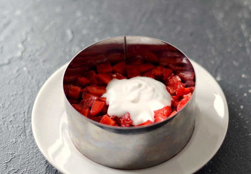 1. Этап. Тартар из клубники: Выложите клубнику в кольцо, сверху добавьте кокосовое молоко.