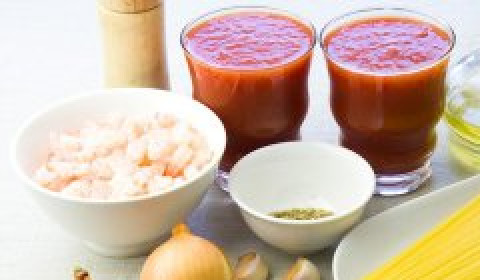 1. Этап. Томатная подлива с креветками: Для этого рецепта возьмите: спагетти, свежие или замороженные креветки, 2 репчатых лука, 2 стакана домашнего томатного сока (можно заменить свежими помидорами или томатной пастой, разведённой водой), лавровый лист, розмарин, орегано.