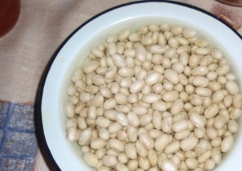 1. Этап. Фасолевая похлёбка: 1. Фасоль замачиваем на 3-4 часа, чтобы она размягчилась и отдала воде вещества, которые не перевариваются организмом.