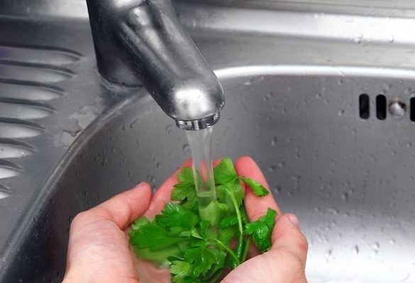 1. Этап. Салат с фасолью и помидорной сальсой: 5. И петрушку.