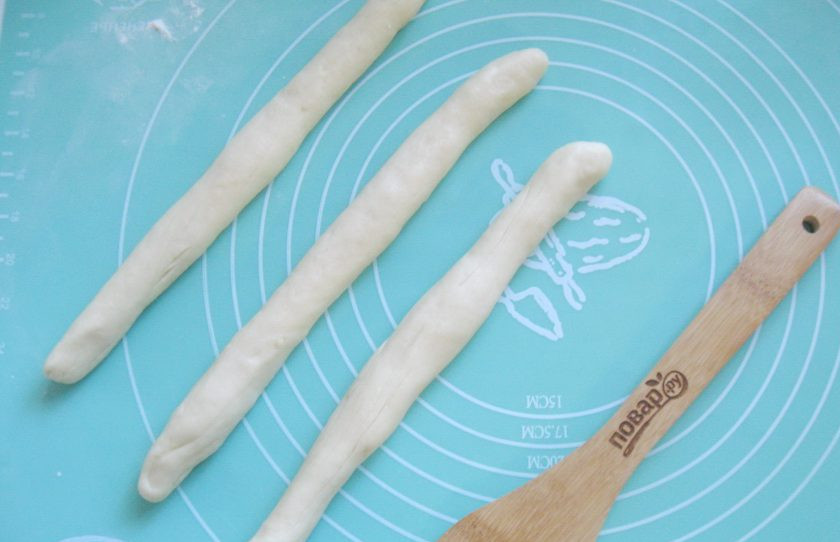 1. Этап. Плетеная булка: Оставшееся тесто разделите на три жгута.