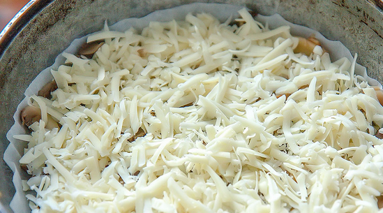 1. Этап. Пирог с грибами перевертыш: 2. Дальше обжарим и остудим лук, морковку и свежие шампиньоны. Оставим остывать. Дно формы для запекания застилаем фольгой, выкладываем маринованные грибы, посыпаем тертым сыром.