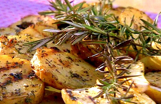 1. Этап. Картофель на гриле: Готовый картофель переложить на блюдо, украсить веточками тимьяна и гарнировать свежими овощами.