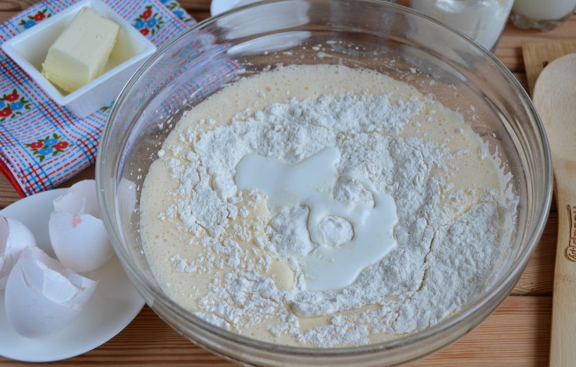 1. Этап. Торт Ванька кучерявый: 4. Введите кефир, ванильный сахар, муку и соду (разрыхлитель). Миксером доведите тесто до однородной гладкой текстуры.