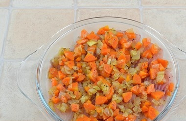 1. Этап. Рыба с луком и морковью: Сверху на рыбу выложите обжаренные овощи.