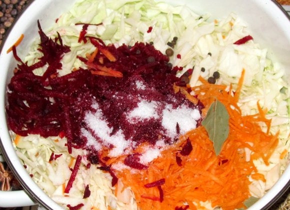 1. Этап. Капуста, квашенная со свеклой: 3. Очистите и натрите на терке морковь и свеклу. Соедините все ингредиенты.