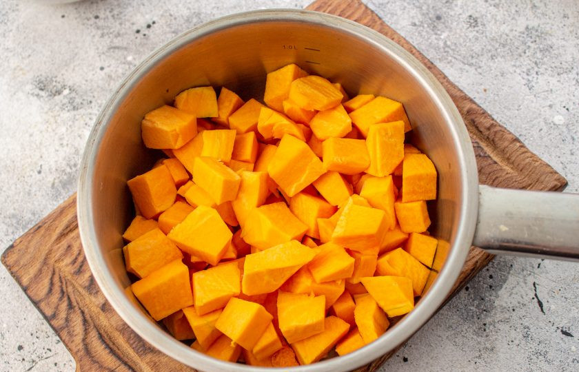 1. Этап. Творожно-тыквенная запеканка ПП: Тыкву очистите и нарежьте небольшим кубиком, выложите ее в кастрюлю.