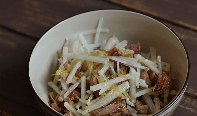 1. Этап. Легкий мясной салат: Выложите в пиалку обжаренное с луком мясо, добавьте дайкон. Посолите и поперчите по вкусу, по желанию добавьте рубленую зелень. Все тщательно перемешайте и подавайте салат к столу.