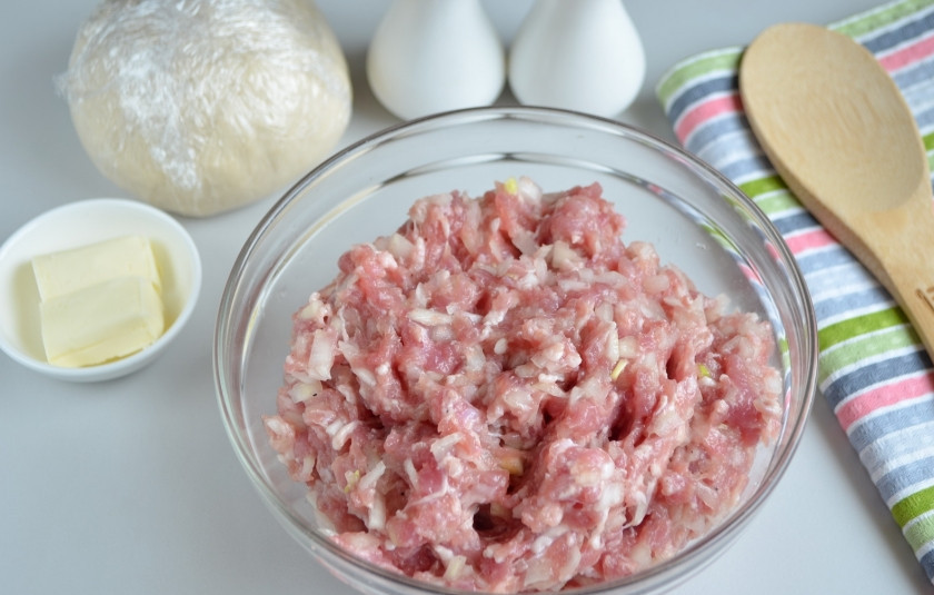 1. Этап. Манты классические: Фарш готов, тесто отдохнуло, переходим к лепке.