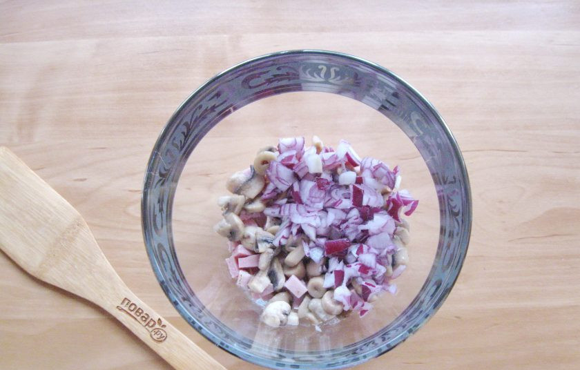 1. Этап. Салат Охотничий с грибами: Красный лук очистите, помойте и нарежьте произвольно. Я просто мелко нарезала.