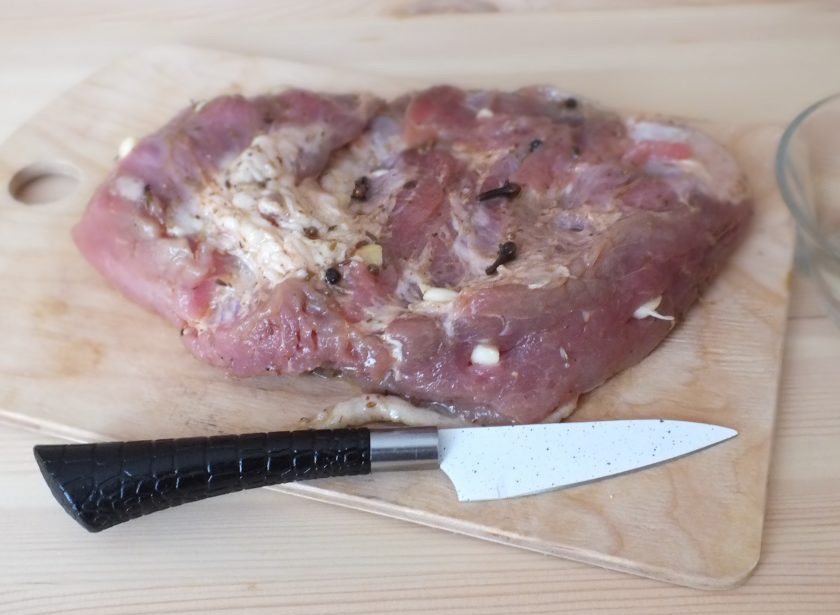 1. Этап. Буженина в рукаве в мультиварке: По истечении времени, в мясе сделайте ножом проколы и вложите кусочки чеснока.