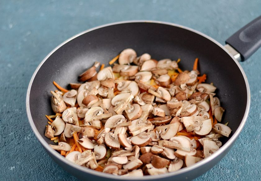 1. Этап. Бурый рис с грибами: Затем добавьте порезанные шампиньоны, обжаривайте все вместе ещё 3 минуты.