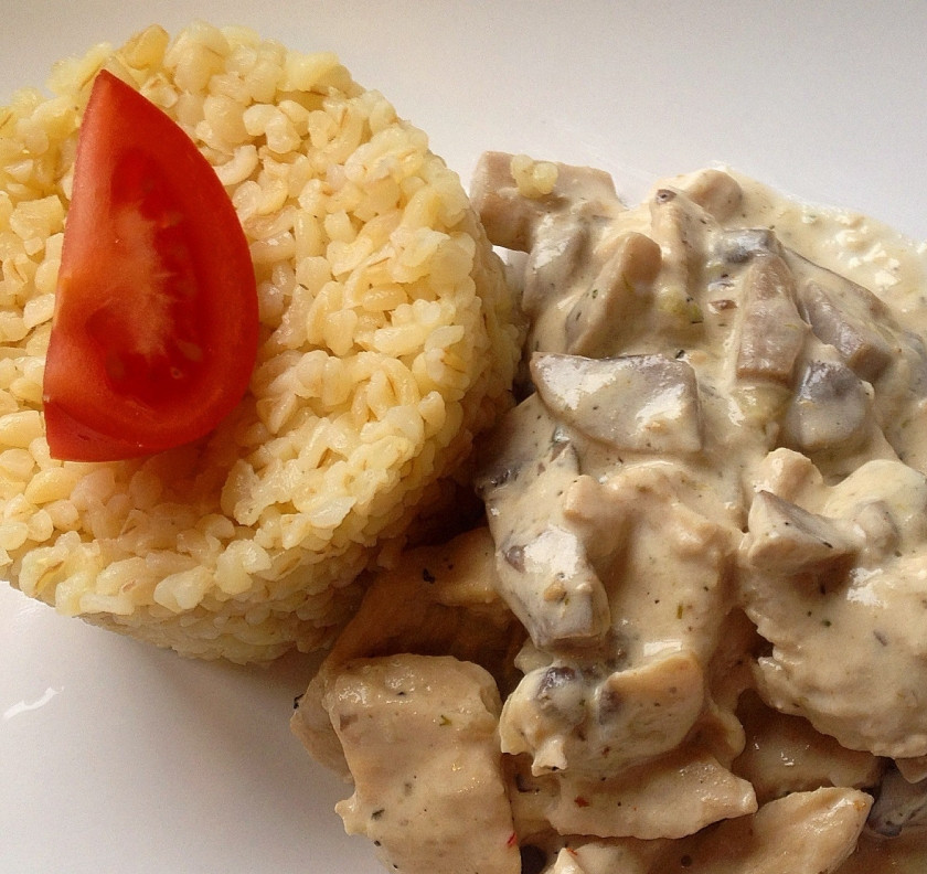 1. Этап. Индейка в сырном соусе: 6. К такой индейке в сырном соусе можно приготовить любой гарнир. Вкуснее всего с мясом и грибами в соусе сочетается картофельное пюре, рис и гречневая каша. Добавьте свежие овощи — и наслаждайтесь потрясающим нежным блюдом.