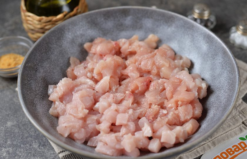1. Этап. Рубленные куриные котлеты с манкой: Нарежьте филе меленьким кубиком, переложите в глубокую удобную миску.