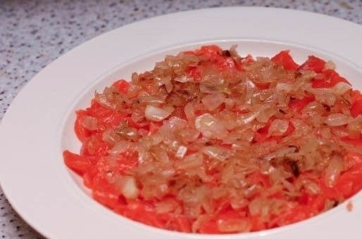 1. Этап. Салат с красной рыбой слоями: 6. Далее — жареный и чуть остывший лучок.