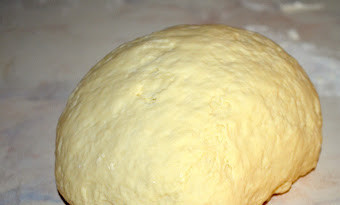 1. Этап. Фытыр по-египетски: Выкладываем на стол, присыпанный мукой и месим. Получается крутое, не липкое тесто.