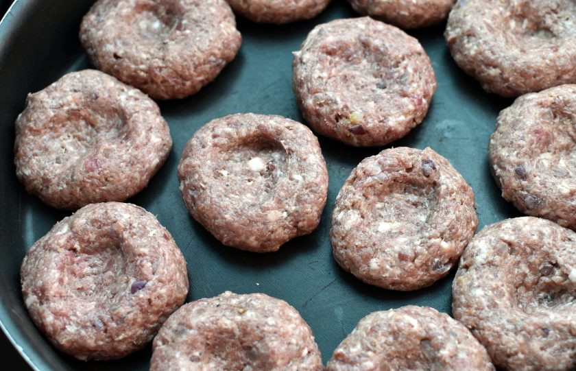 1. Этап. Котлеты с цельнозерновым хлебом: Сформуйте влажными руками круглые котлеты среднего размера. Выкладывайте котлеты в форму для запекания и в каждой котлете сверху сделайте небольшое углубление. Такой прием не даст котлетам сильно подниматься в середине и позволит им равномерно прожариться. Запекайте котлеты в разогретой до 180 градусов духовке до румяной корочки и светлого сока при проколе.