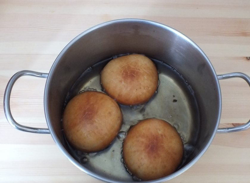 1. Этап. Кабартма: Обжарьте пышки до румяности с двух сторон.