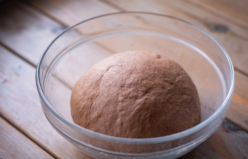 1. Этап. Шоколадные булочки: Готовое тесто получается мягким и к рукам не прилипает. Тесто округлите в миске, накройте кухонным полотенцем, оставьте в покое на 1 час для поднятия.